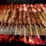 Assando espetinhos em buffet a domicilio